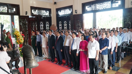 Đoàn đến viếng, thắp hương tại khu lưu niệm Chủ tịch Hội đồng Bộ trưởng Phạm Hùng tại huyện Long Hồ.