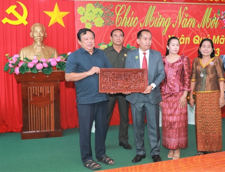 Phó Chủ tịch UBND tỉnh Nguyễn Văn Liệt nhận quà chúc Tết từ ông Horn Pheakdey - Phó Tỉnh trưởng tỉnh Kampong Speu, Vương quốc Campuchia.