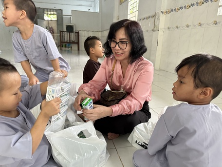 Bà Nguyễn Thị Minh Hạnh thăm các bé ở chùa Quan Âm.