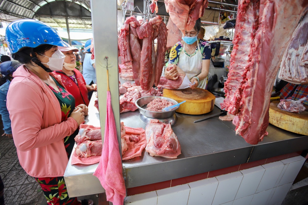 Hàng thịt được tiêu thụ mạnh trong những ngày giáp Tết.