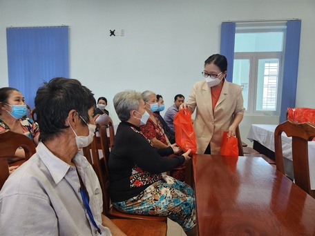 Phó Chủ tịch UBND tỉnh thăm hỏi, động viên người nhà các bệnh nhân.