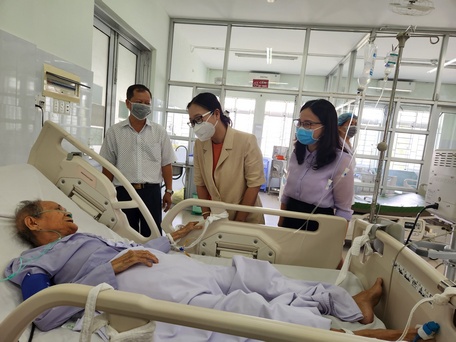 Phó Chủ tịch UBND tỉnh Nguyễn Thị Quyên Thanh cùng Phó Giám đốc Sở Y tế Hồ Thị Thu Hằng thăm các bệnh nhân.