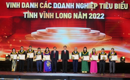 Dịp này, UBND tỉnh đã vinh danh những thành tựu của các đơn vị đã đóng góp cho tỉnh Vĩnh Long trong năm 2022.
