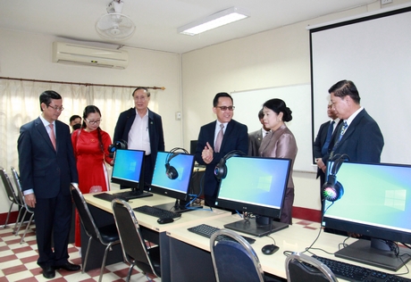 Các đại biểu tham quan cơ sở vật chất của Trung tâm Đào tạo tiếng Việt Hữu Nghị UCL-IICT tại Thủ đô Viêng Chăn - Lào.