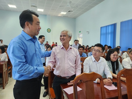  Chủ tịch UBND tỉnh Lữ Quang Ngời chúc tết y, bác sĩ đầu năm mới.