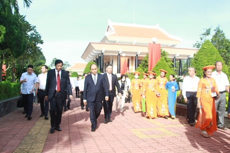 Các đồng chí lãnh đạo Đảng, Nhà nước về thăm Khu lưu niệm Chủ tịch Hội đồng Bộ trưởng Phạm Hùng, dịp kỷ niệm 110 năm ngày sinh của ông.