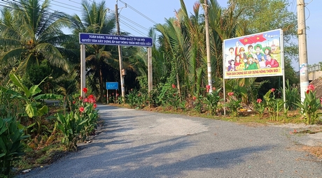 Mang Thít nổi bật với nhiều tuyến đường hoa, góp phần tô thắm nông thôn mới.