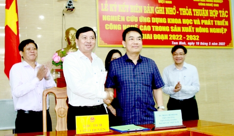 Chủ tịch UBND huyện Tam Bình Nguyễn Quốc Thái (áo trắng), ký kết hợp tác với Viện Năng lượng nguyên tử Việt Nam (VINATOM), cùng với Trung tâm Thực nghiệm sinh học nông nghiệp công nghệ cao (ECITA).