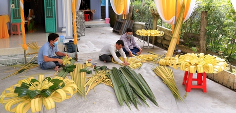 “Thợ” làm cổng cưới lá dừa luôn làm nghề bằng tình yêu dành cho văn hóa truyền thống của dân tộc.