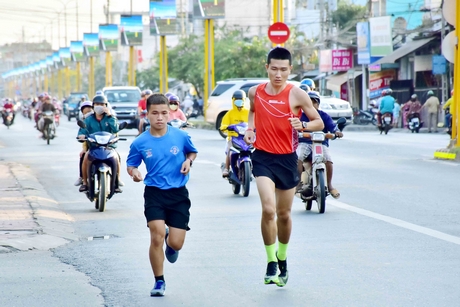 Nguyễn Trần Minh Đức (bên phải) thường xuyên tập luyện trên đường phố ở TP Vĩnh Long.