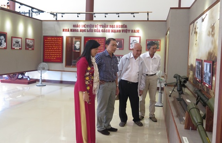  Ông Trần Dũng Trình (thứ 2 từ trái sang) về thăm khu lưu niệm. 