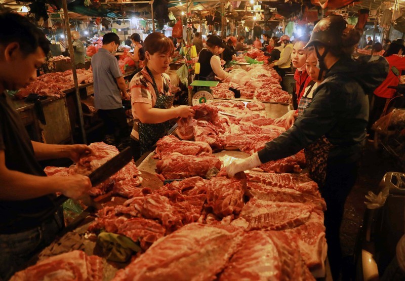 Người dân chọn mua thực phẩm tại chợ đầu mối Nam Hà Nội, quận Hoàng Mai. (Ảnh: VŨ SINH)