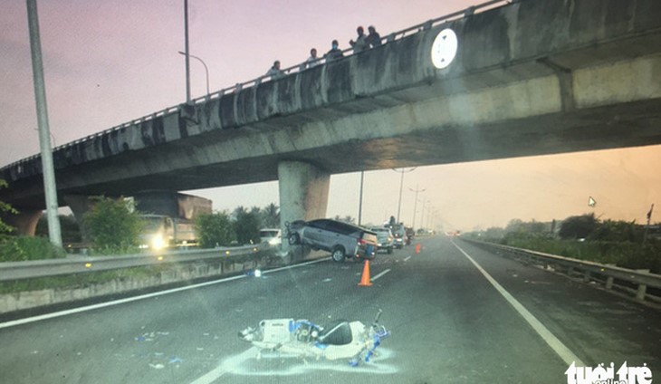 Hiện trường vụ tai nạn liên hoàn khiến 3 ô tô hư hỏng nặng, 3 người bị thương nặng do người đàn ông chạy xe máy vào đường cao tốc TP.HCM - Trung Lương rạng sáng 23/1/ Ảnh: H.T