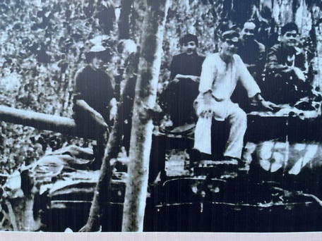 Bí thư Khu ủy Võ Văn Kiệt cùng các chiến sĩ quân Giải phóng trên chiếc xe tăng của quân Sài Gòn bị tiêu diệt trong chiến dịch Chương Thiện năm 1973. Ảnh: Tư liệu