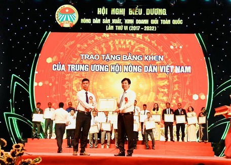 Nguyễn Văn Thảo được tuyên dương nông dân sản xuất kinh doanh giỏi toàn quốc (2017 - 2022). Ảnh: NVCC