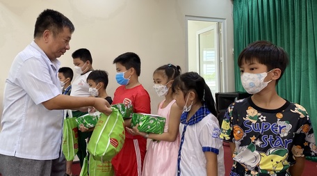 Giám đốc Sở Lao động - TB - XH Trần Văn Khái tặng quà từ nguồn Quỹ Bảo trợ trẻ em tỉnh và các nhà hảo tâm tài trợ.