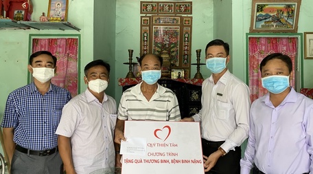 Quỹ Thiện Tâm (thuộc Tập đoàn Vingroup) phối hợp Sở Lao động-TB -XH tặng quà thương binh, bệnh binh nặng.