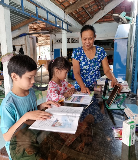 Anh em bé Nhiên được bà Năm dạy kèm khi học online và được Báo Vĩnh Long kết hợp chính quyền địa phương trao số tiền các nhà hảo tâm hỗ trợ.