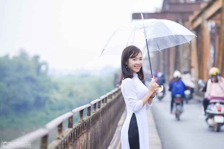 Thiếu nữ mặc áo dài chụp ảnh trên cầu Long Biên ở Hà Nội - Ảnh: YOKNA