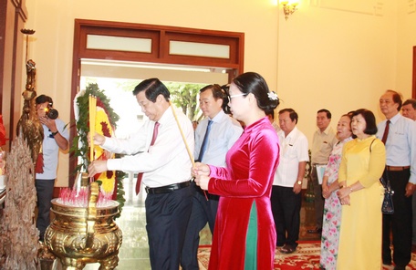  Lãnh đạo tỉnh dâng hương Thủ tướng Võ Văn Kiệt.