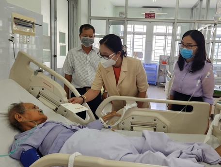 Phó Chủ tịch UBND tỉnh - Nguyễn Thị Quyên Thanh cùng Phó Giám đốc Sở Y tế Hồ Thị Thu Hằng thăm, tặng quà các bệnh nhân nằm tại Khoa Hồi sức Bệnh viện Phổi tỉnh.