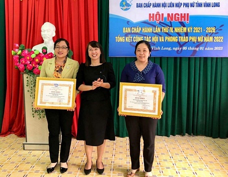 Hội LHPN huyện Vũng Liêm và Mang Thít nhận bằng khen của Trung ương Hội LHPN Việt Nam về thành tích xuất sắc trong các phong trào.
