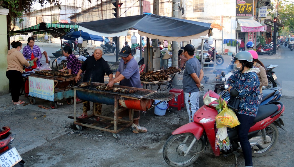 Từ 4 giờ sáng, nhiều điểm bán cá lóc nướng đã có khách đến mua, mỗi con cá nướng có giá từ 160.000- 170.000 đồng.