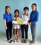 Huyện Đoàn Mang Thít: Đỡ đầu 6 học sinh đặc biệt khó khăn