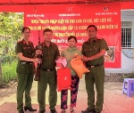 Vận động người dân giao nộp vũ khí, công cụ hỗ trợ tại huyện Vũng Liêm