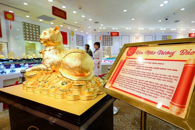 Theo ghi nhận, tập đoàn vàng bạc đá quý Doji đã cho trưng bày tượng mèo khổng lồ với tên gọi “Kim Mão Vương Bảo
