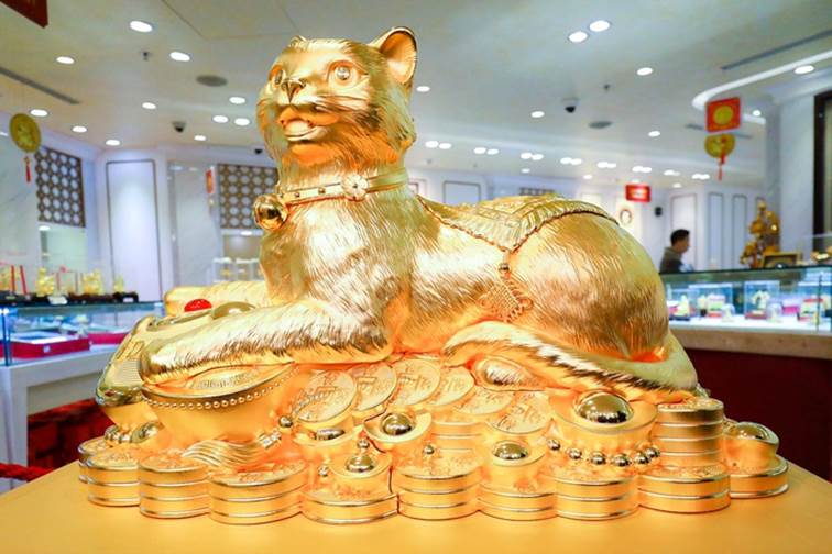 Chú mèo vàng nặng 48 kg, được chế tác từ 1.279,968 lượng vàng nguyên chất 9999.