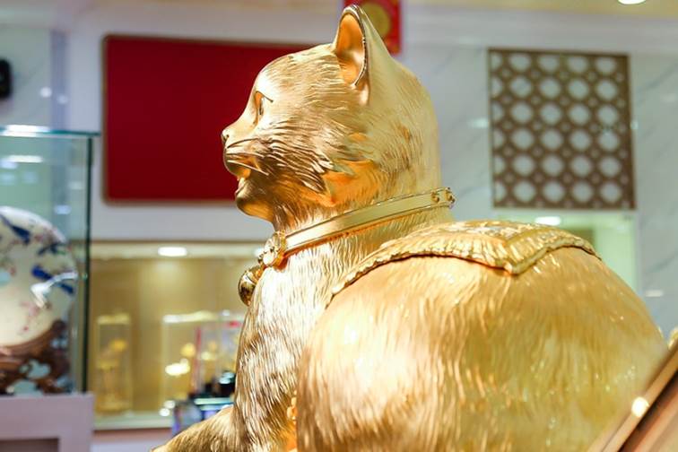 Mèo vàng với ý nghĩa tượng trưng cho sự cát tường, thu hút thêm sinh khí, tài lộc, phú quý và thịnh vượng trong năm mới Quý Mão.