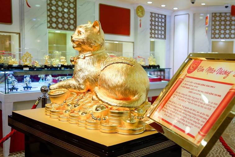 Chân mèo được đặt trên tiền vàng mang kỳ vọng về phát tài, phát lộc, cuộc sống ấm no.