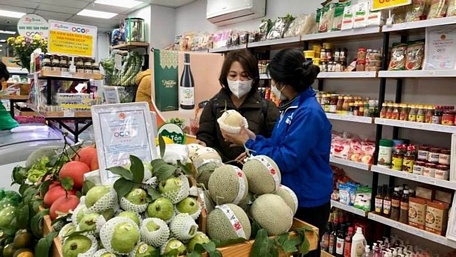 Người tiêu dùng mua sắm tại Điểm giới thiệu và bán sản phẩm OCOP của Công ty Trách nhiệm hữu hạn thực phẩm sạch BigGreen Việt Nam. (Ảnh: Nguyễn Trang)