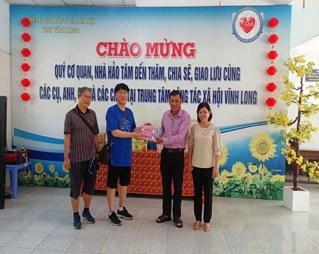 Ông Nguyễn Văn Châu - Phó Giám đốc Trung tâm Công tác xã hội tỉnh, tiếp nhận hỗ trợ từ Tổ chức KSSA.