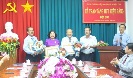  Bí thư Đảng ủy khối Cơ quan và Doanh nghiệp tỉnh Nguyễn Thanh Triều trao Huy hiệu 40 năm tuổi Đảng.