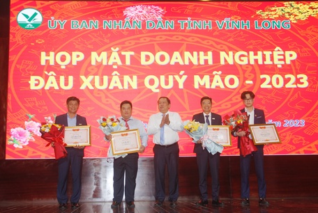 Phó Chủ tịch UBND tỉnh Nguyễn Văn Liệt trao bằng khen của Liên đoàn Thương mại và Công nghiệp Việt Nam cho doanh nhân tỉnh Vĩnh Long.