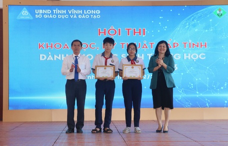 Bà Trương Thanh Nhuận – Giám đốc Sở GD – ĐT Vĩnh Long trao giấy khen và phần thưởng cho nhóm tác giả đạt giải nhất.