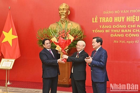 Thủ tướng Phạm Minh Chính và Phó Thủ tướng Lê Minh Khái tặng hoa chúc mừng Tổng Bí thư Nguyễn Phú Trọng. Ảnh: ĐĂNG KHOA