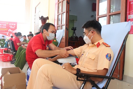 Chiến sĩ công an tỉnh tham gia hiến máu tình nguyện dịp Tết và Lễ hội Xuân hồng 2023.