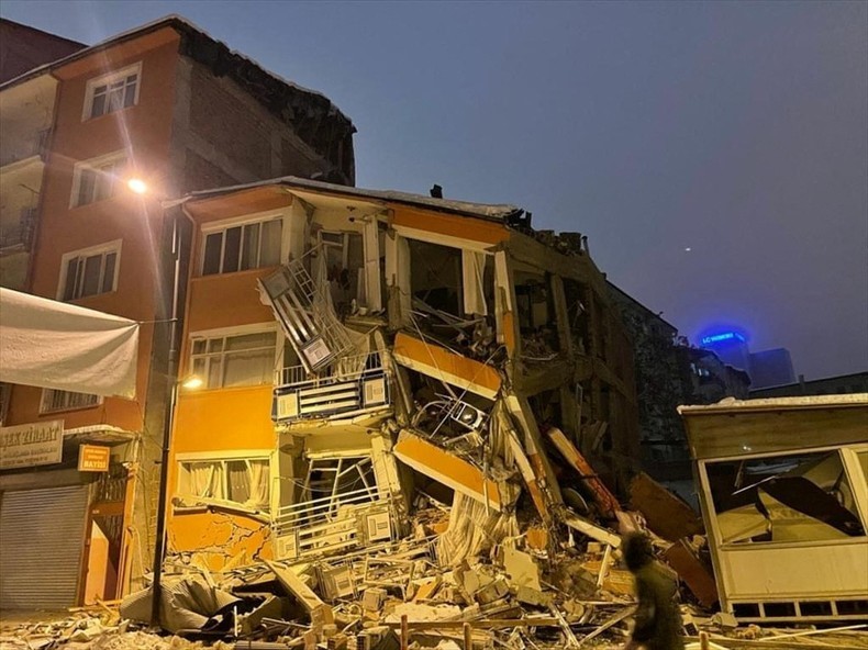 Một tòa nhà bị sập sau động đất ở Malatya, Thổ Nhĩ Kỳ, ngày 6/2/2023. (Ảnh: Depo/Reuters)