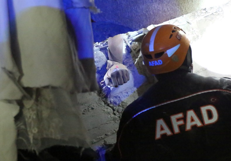 Lực lượng cứu hộ giải cứu 1 người sống sót từ đống đổ nát của tòa nhà bị sập sau trận động đất ở Diyarbakir, Thổ Nhĩ Kỳ, ngày 6/2/2023. (Ảnh: Reuters)