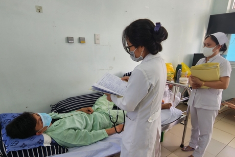 Bệnh nhân điều trị sốt xuất huyết tại Khoa Truyền nhiễm BVĐK Vĩnh Long.