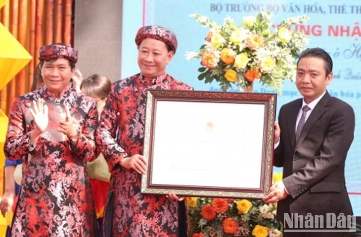 Thành phố Hội An đón bằng công nhận Di sản văn hóa phi vật thể đối với lễ hội Nguyên Tiêu. (Ảnh: TẤN NGUYÊN)
