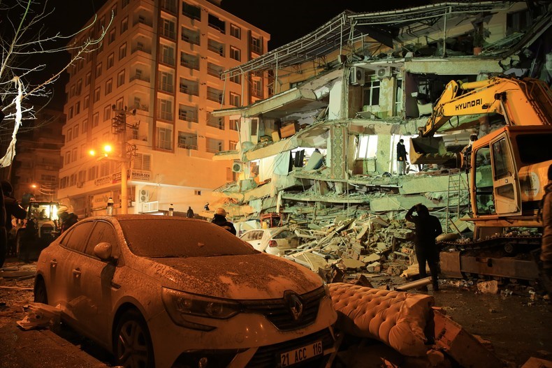 Công tác tìm kiếm và cứu nạn tiếp tục được tiến hành khẩn trương chung quanh đống đổ nát do động đất ở Diyarbakir, Thổ Nhĩ Kỳ, ngày 7/2/2023. (Ảnh: Anadolu/Getty Images)