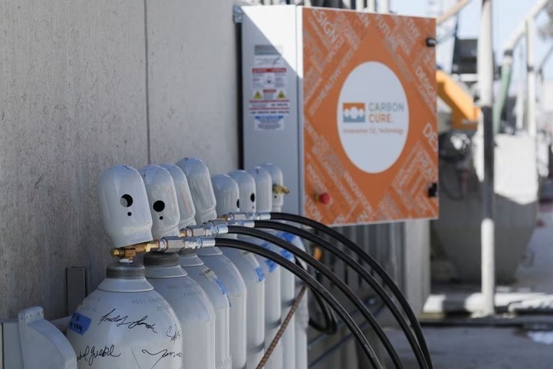 Các thùng chứa carbon dioxide thu được bên cạnh thiết bị thu hồi CO2 CarbonCure. Ảnh: Reuters