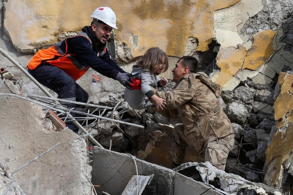Các nhân viên cứu hộ giải cứu bé gái 5 tuổi khỏi đống đổ nát của một tòa nhà sau trận động đất ở Hatay, Thổ Nhĩ Kỳ, ngày 7/2/2023. Ảnh: Reuters