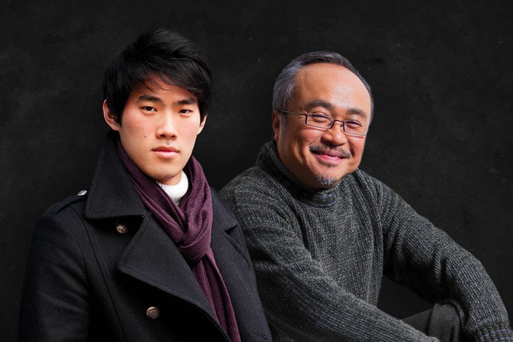 Nghệ sĩ Đặng Thái Sơn (phải) và học trò Bruce Liu (trái) - Ảnh: Theatre des Champs Élysées
