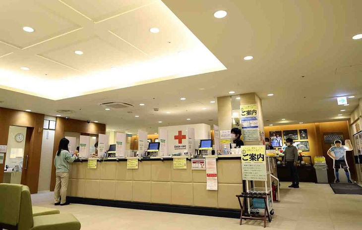 Một trung tâm hiến máu do Hội Chữ thập đỏ Nhật Bản điều hành tại khu phức hợp mua sắm LeFront ở thành phố Kawasaki, tỉnh Kanagawa - Ảnh: YOMIURI SHIMBUN