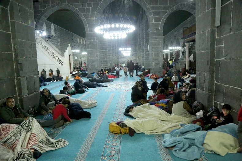 Nhà thờ Ulu trở thành nơi lánh nạn cho người dân tại Diyarbakir, Thổ Nhĩ Kỳ. (Ảnh: Reuters)
